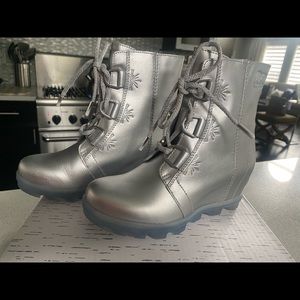 DisneyXSorel Youth Joan of Arctic Wedge Frozen II